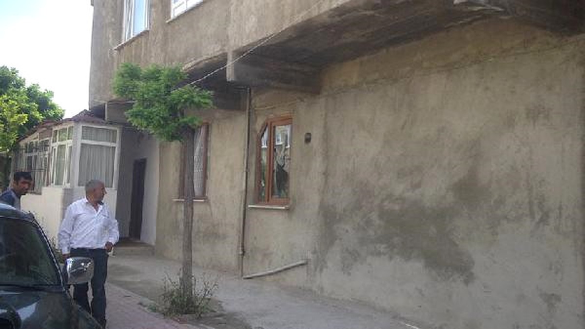 Terk Ettiği Eve Akrabaları Kurşun Yağdırdı