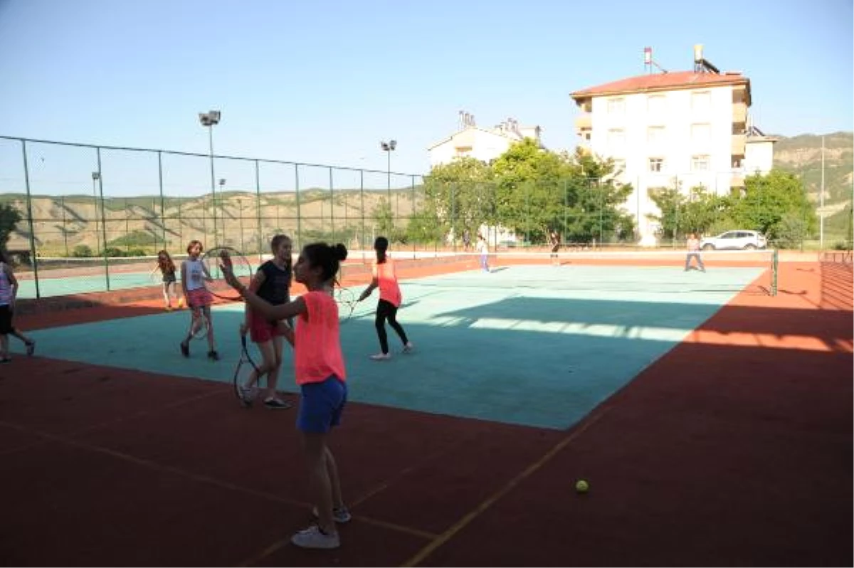 Tuncelili Tenisçi Gençler, Hülya Avşar\'dan Destek İstedi