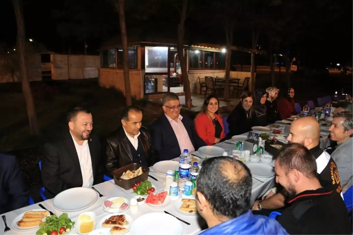 Vali Pekmez, Polislerle Sahur Yaptı