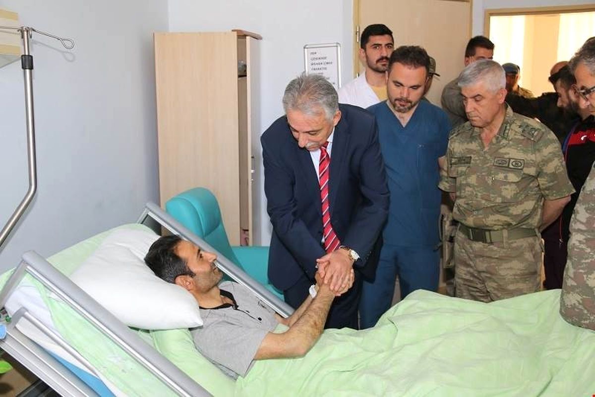 Vali Toprak\'tan Yaralı Güvenlik Korucusunu Ziyaret