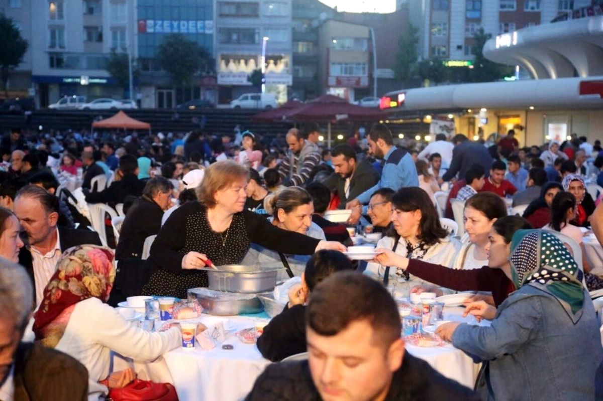 Zeytinburnu\'nda Farklı Dinler İftar Sofrasında Buluştu