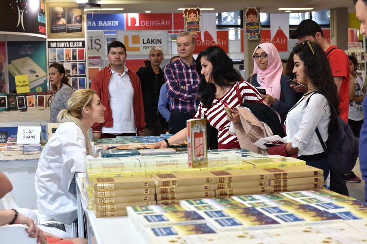 Altınpark\'taki "Kitap Günleri Fuarı" Yoğun İlgi Görüyor