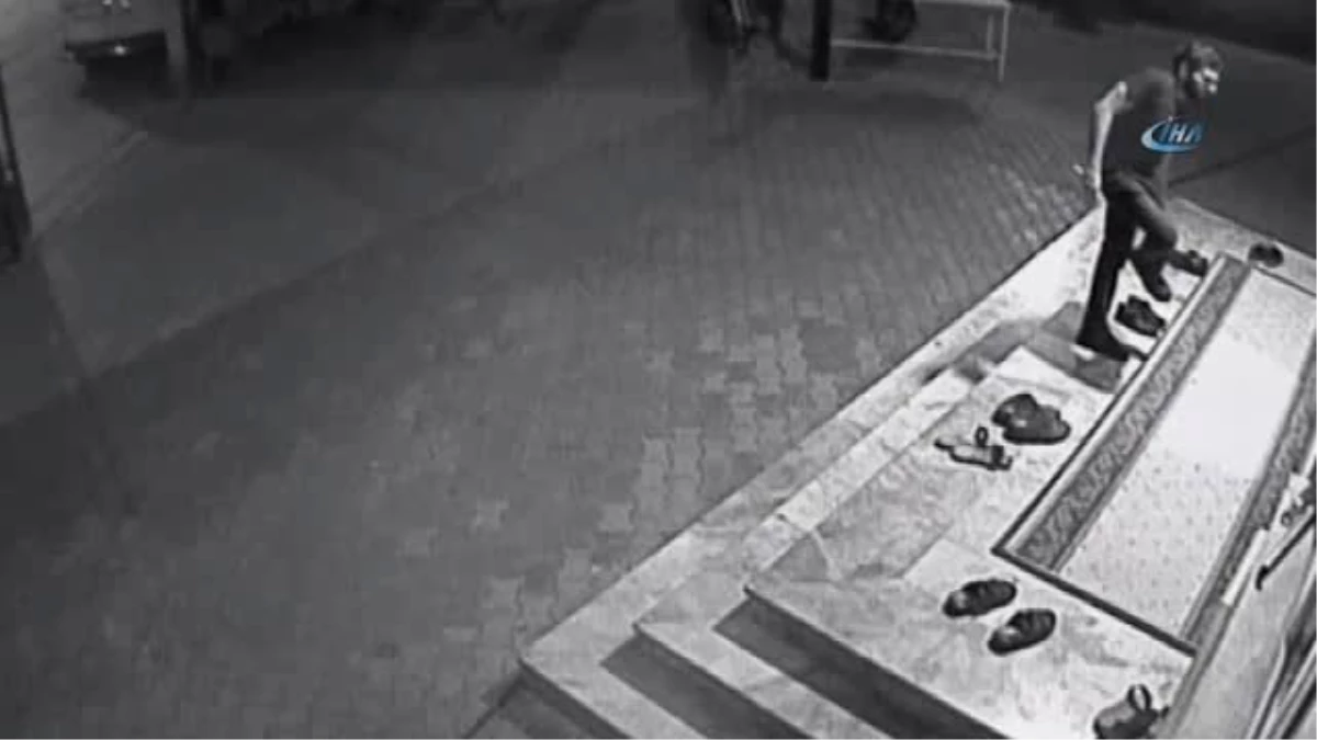 Bankaya Saldıran Şahıs Caminin Güvenlik Kameralarına Yakalandı