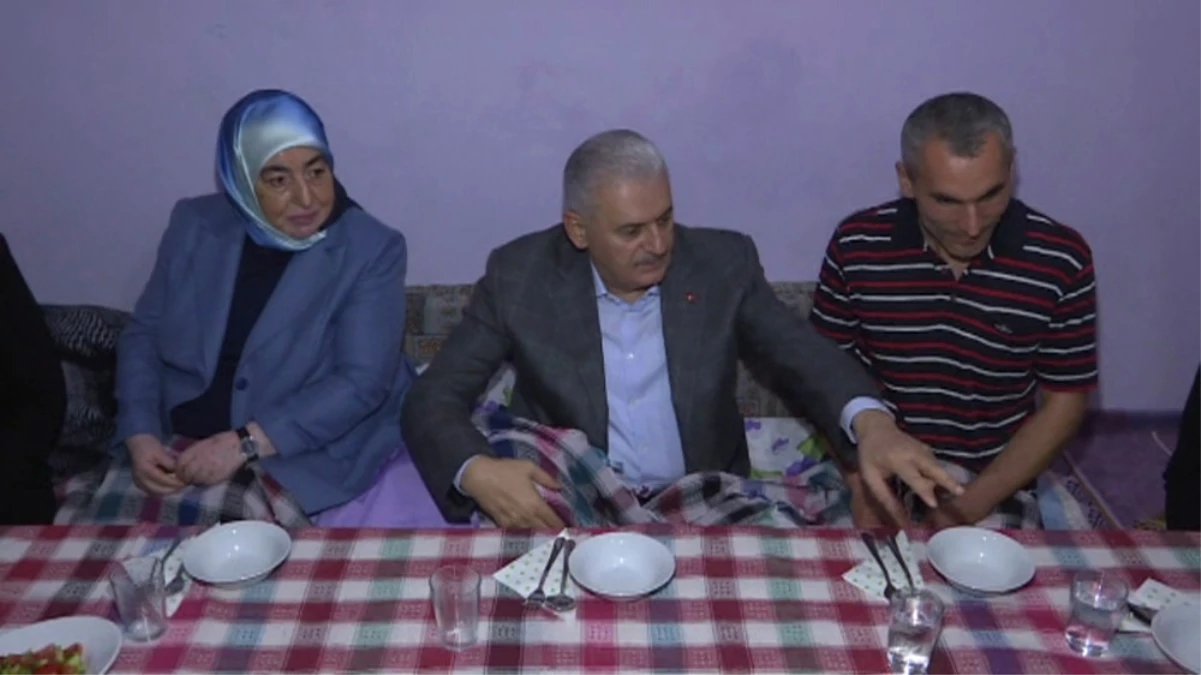 Başbakan Sancektepe\'de Bir Ailenin Iftarına Katıldı