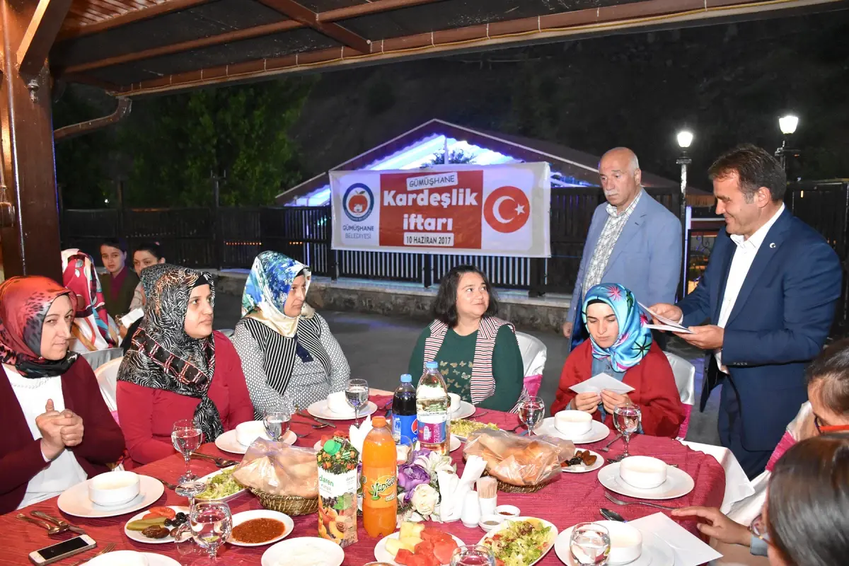 Belediye \'Kardeşlik iftarı\' düzenledi