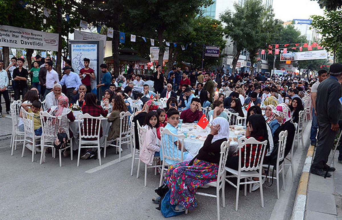 Binlerce Vanlı "Kardeşlik Sofrası"Nda Buluştu