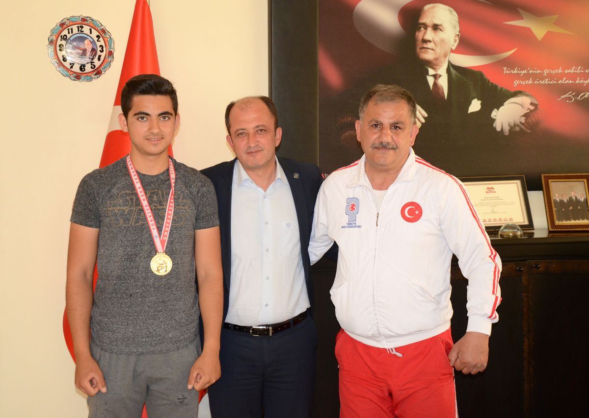 Boks şampiyonu sevincini Başar ile paylaştı