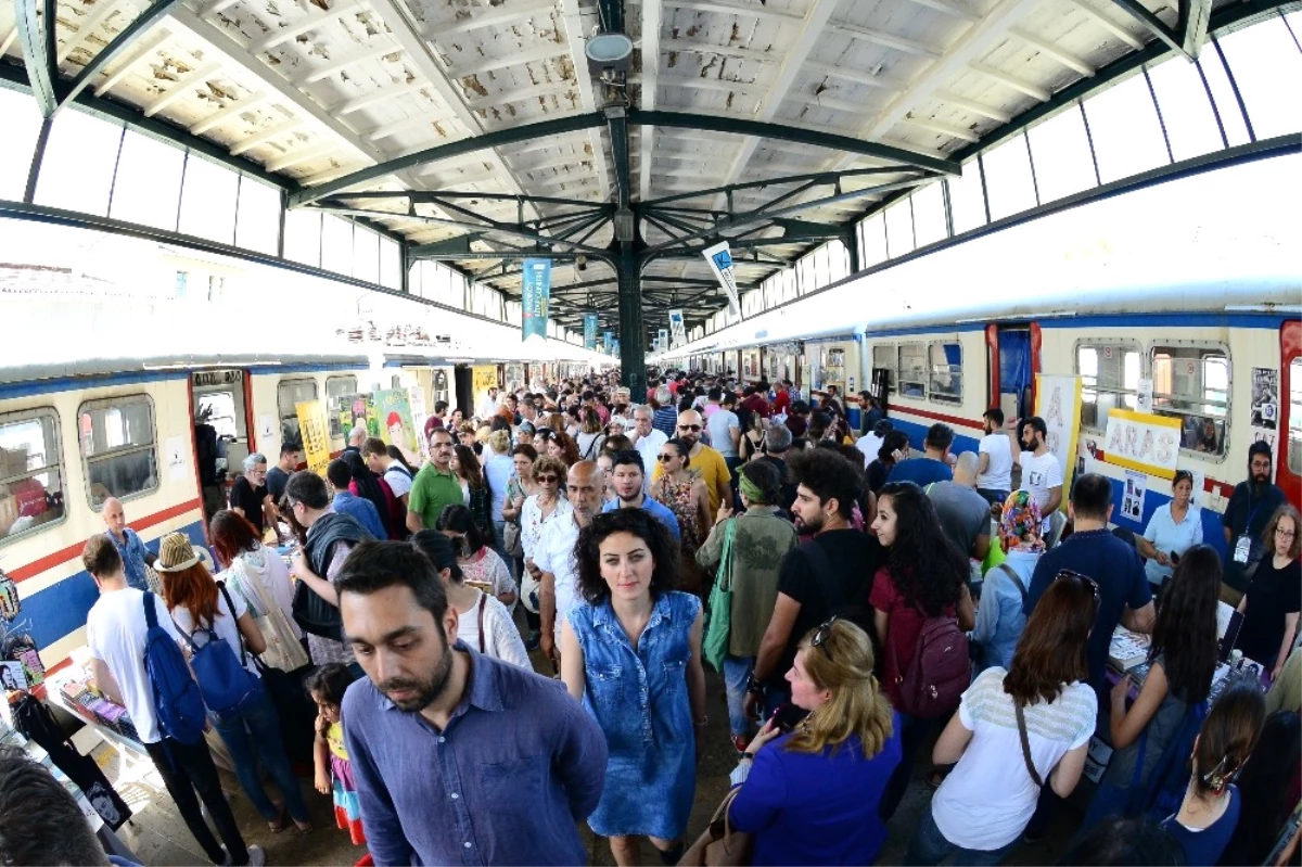 CHP Genel Başkanı Kemal Kılıçdaroğlu, Kadıköy Belediyesi\'nin Haydarpaşa Garı\'nda Düzenlediği Kitap...