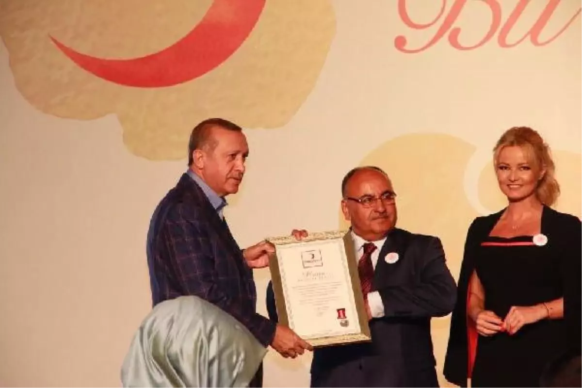 Cumhurbaşkanı Erdoğan\'dan Ümraniye Belediye Başkanına Ödül