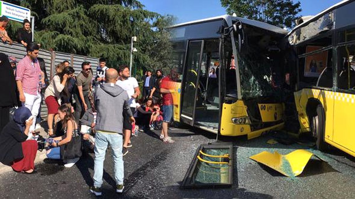Dha İstanbul - Söğütlüçeşme\'de İki Metrobüs Kafa Kafaya Çarpıştı, 3\'ü Ağır 25 Yaralı (2)