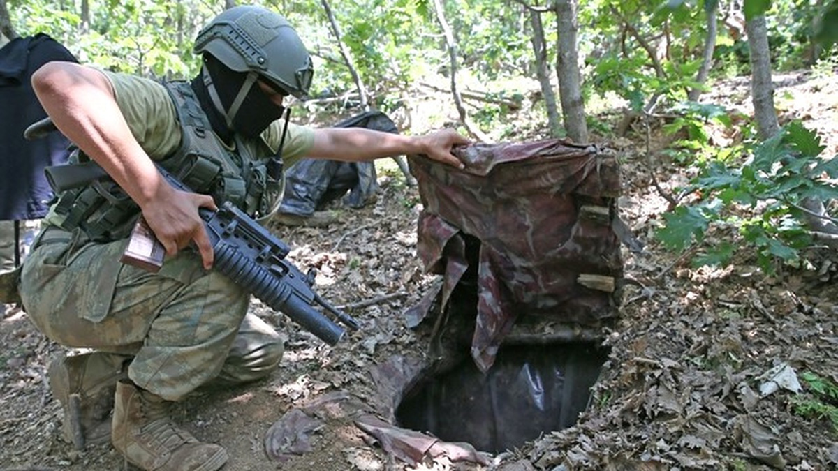 Diyarbakır\'da PKK\'ya Ait Tünel, Mağara ve 3 Sığınak İmha Edildi