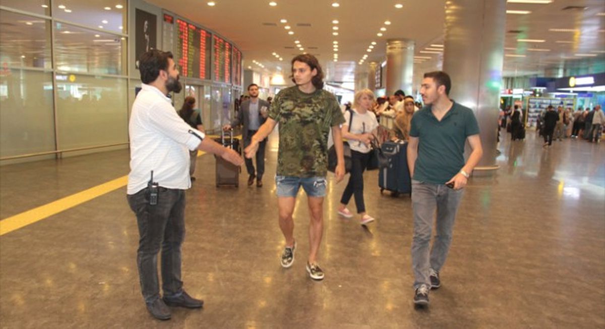 Enes Ünal\'a Havalimanı\'nda Gözaltı