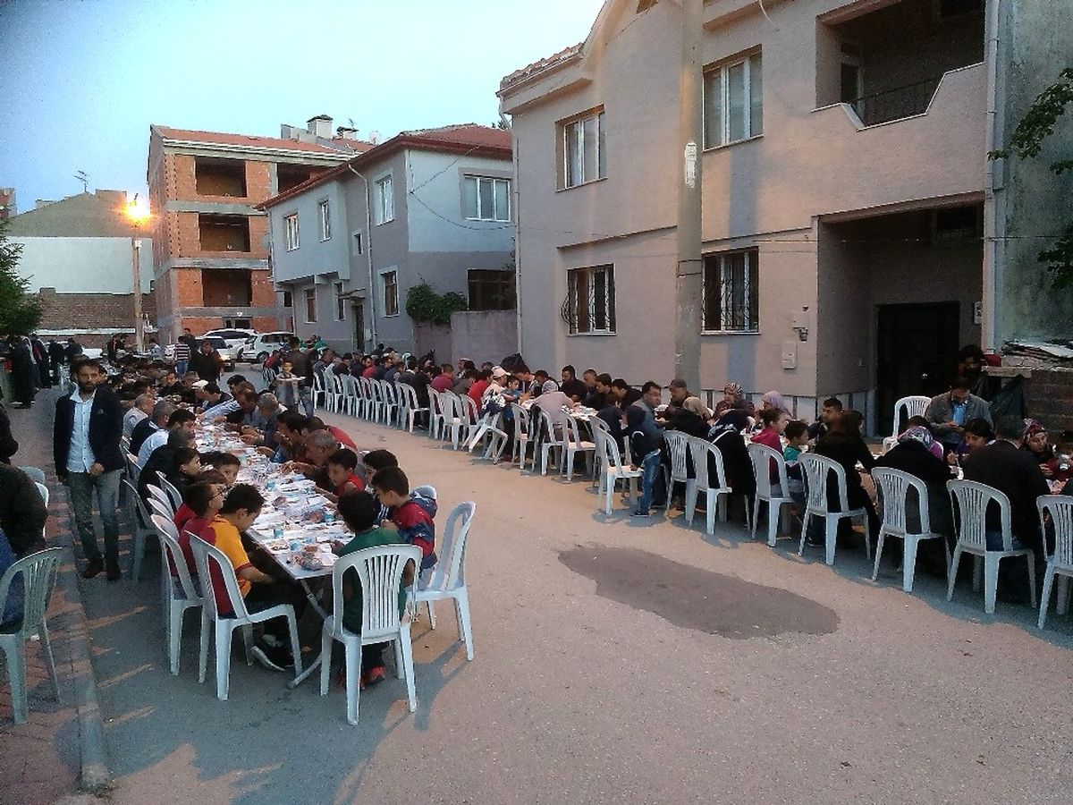 Esnaf ve Vatandaştan Bin 200 Kişilik İftar