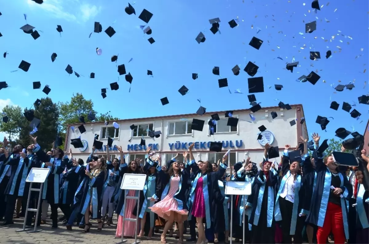 Fatsa Myo\'da Mezuniyet Sevinci