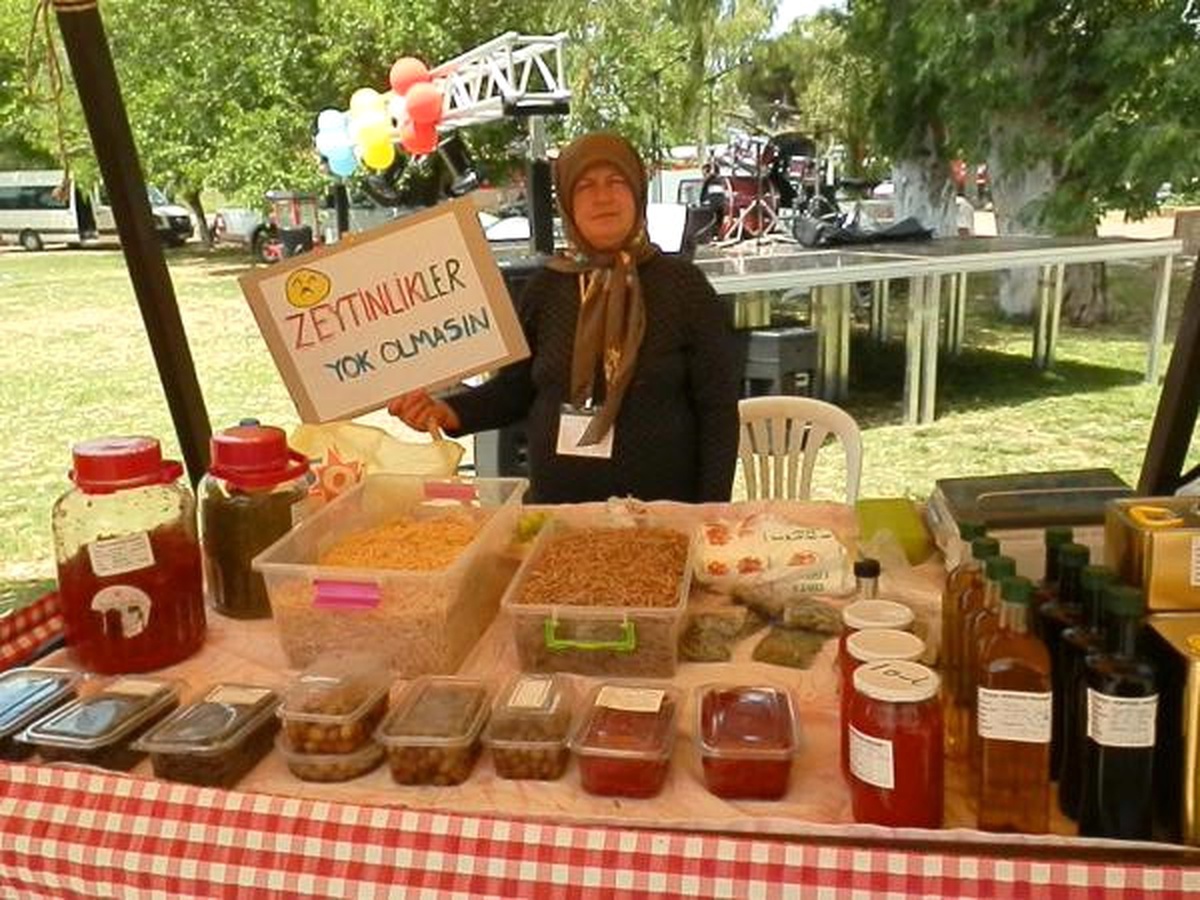 Foça Yeryüzü Pazarı\'nda \'Zeytinime Dokunma\' Eylemi