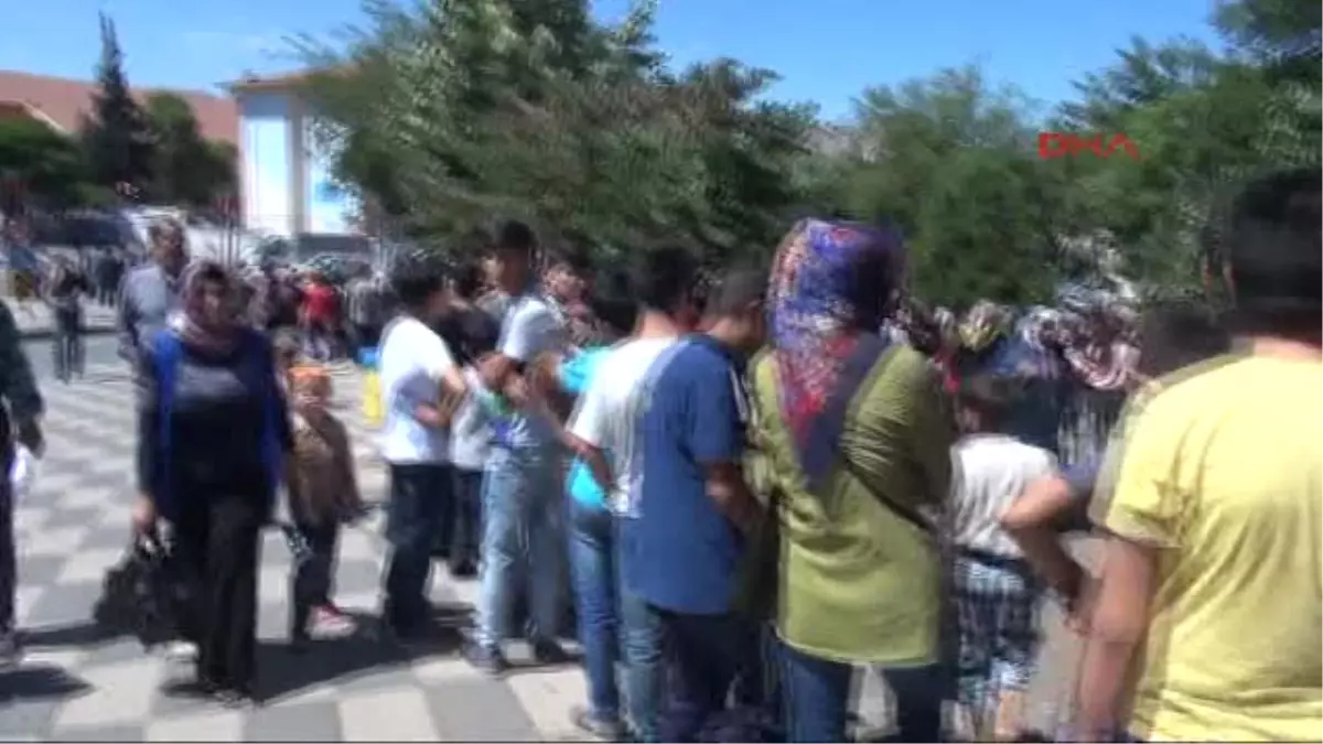 Gaziantep\'te, Karne Hediyesi Ayakkabı Kuyruğu