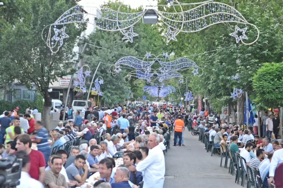 Gölbaşı İlçesinde 5 Bin Kişiye İftar Yemeği Verildi