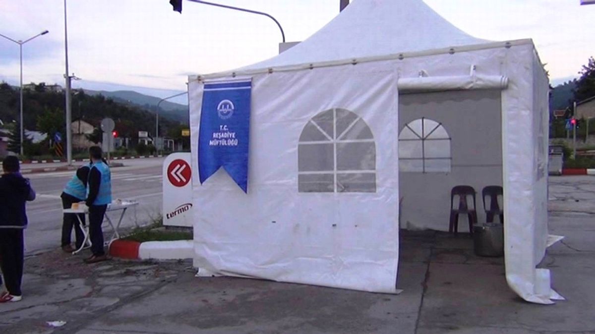 Hırsızlar İftar Çadırını Çaldı