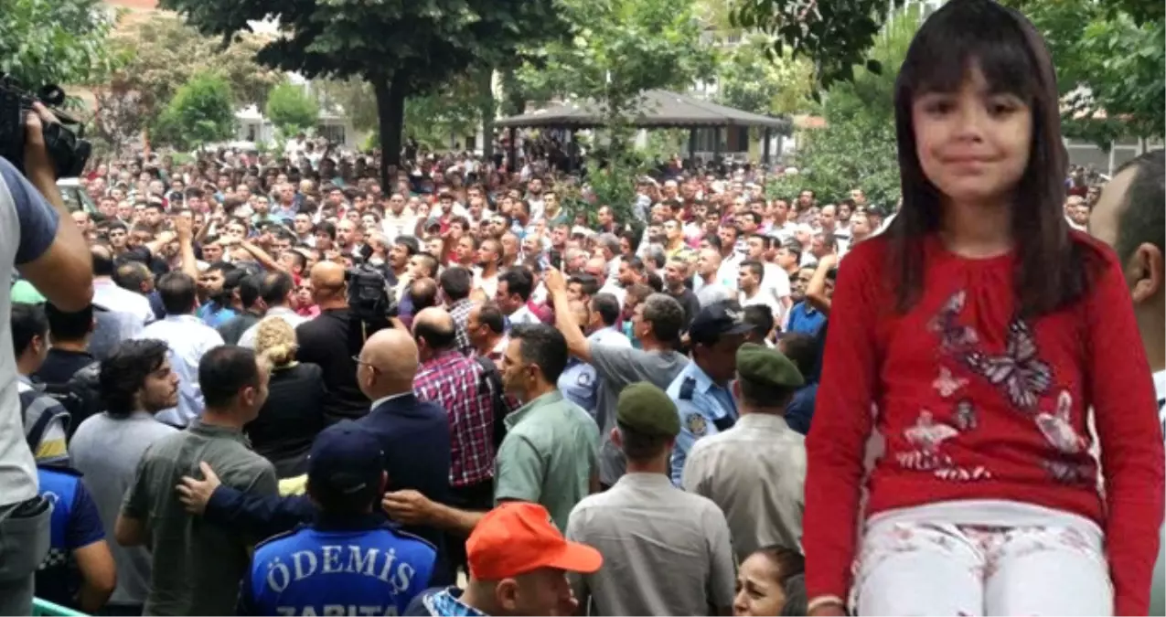 İzmir\'de Öfkeli Kalabalık, Minik Ceylin\'in Cesedinin Bulunduğu Eve Taşlarla Saldırdı