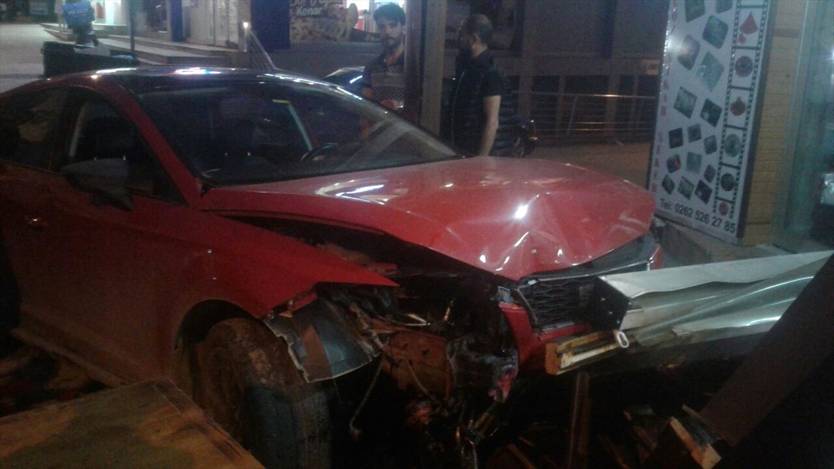 Kaldırıma Çıkan Otomobilin Sürücüsü Yaralandı