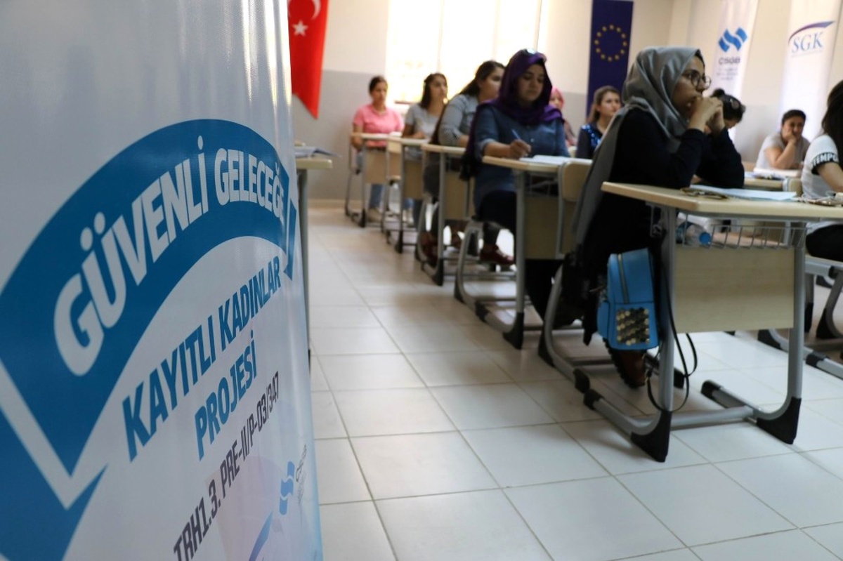 Kayıt Dışı Çalışan Kadınlar, Meslek Edinerek İstihdama Kazandırılıyor
