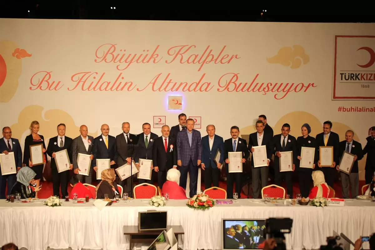 Kızılay, bağışçılarını platin ve altın madalya ile ödüllendirdi