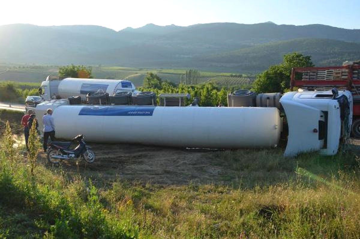 Lpg Yüklü Tır Devrildi, 1 Yaralı