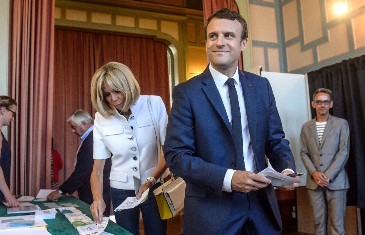 Macron\'un Partisinden Ezici Galibiyet