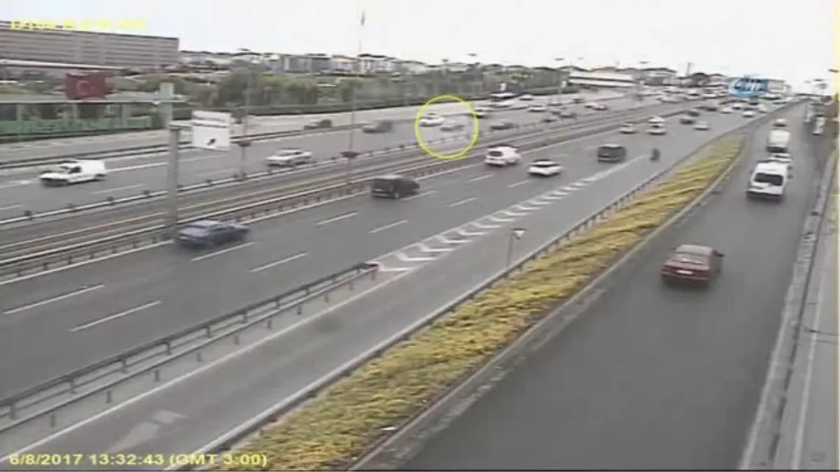 Metrobüs Yoluna Girerek Yan Yatan Aracın Karıştığı Kaza Güvenlik Kamerasında