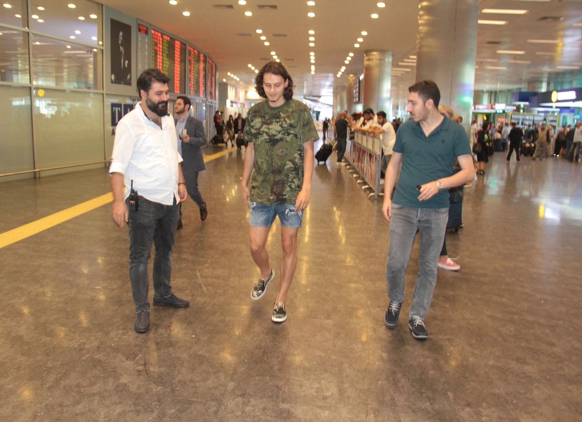 Milli Futbolcu Enes Ünal\'a Havalimanı\'nda Şok Gözaltı