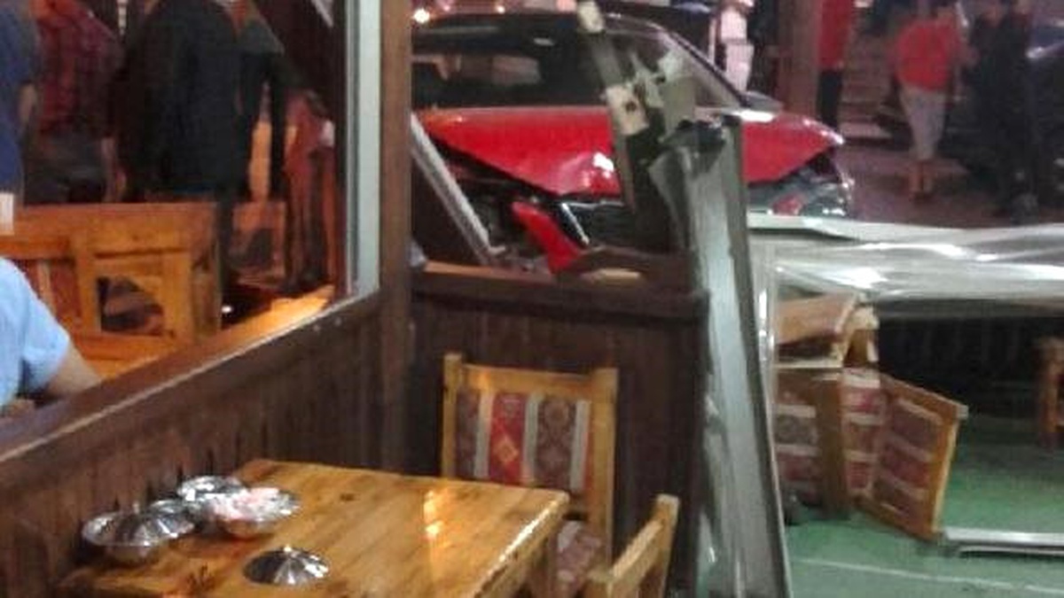 Otomobil Börekçi Dükkanına Girdi