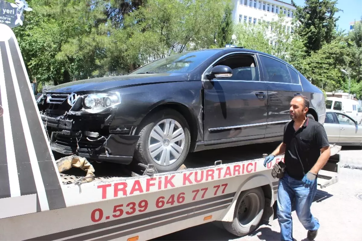 Otomobille Hafif Ticari Araç Çarpıştı: 2 Yaralı