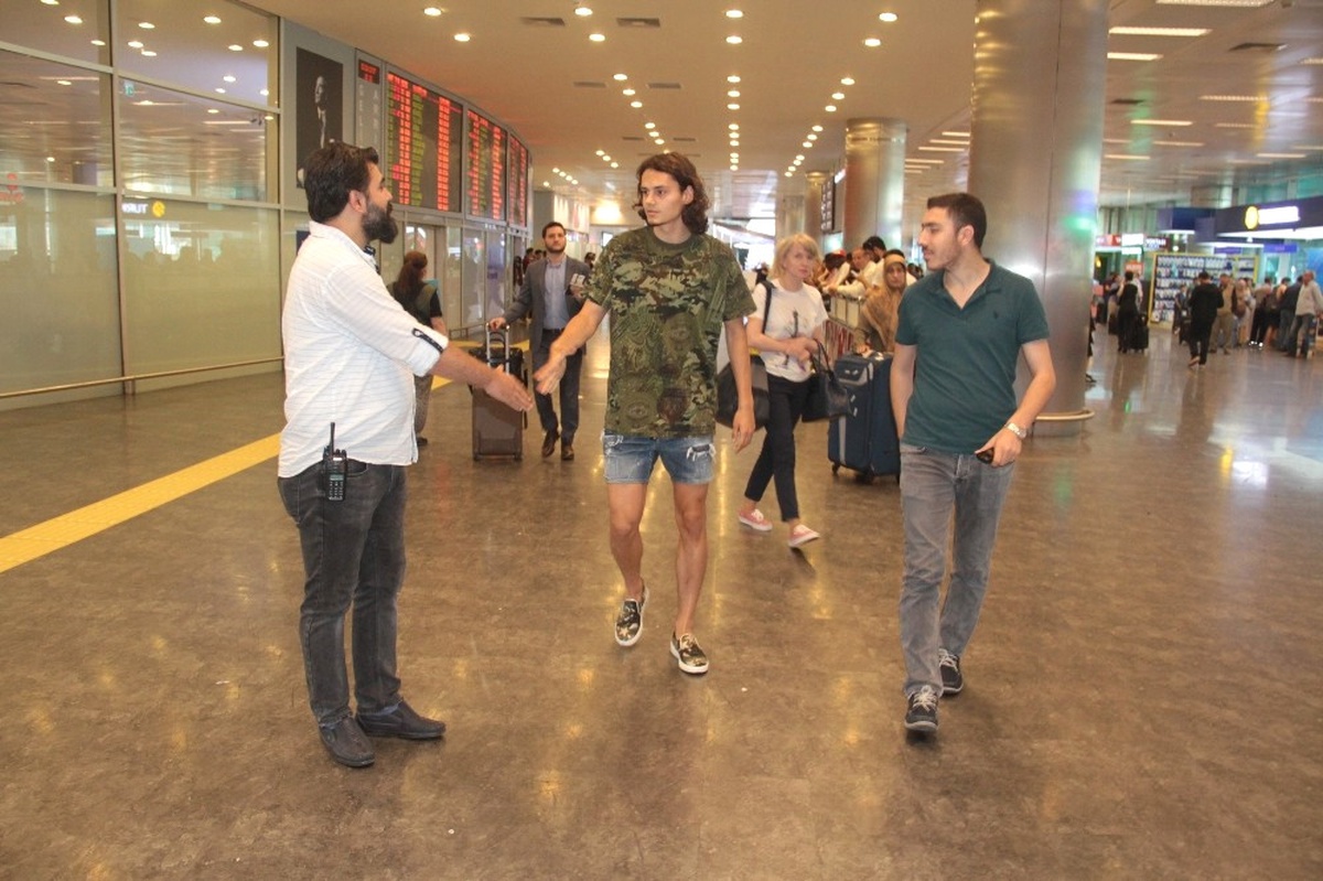 Milli Futbolcu Enes Ünal\'a Havalimanı\'nda Şok Gözaltı