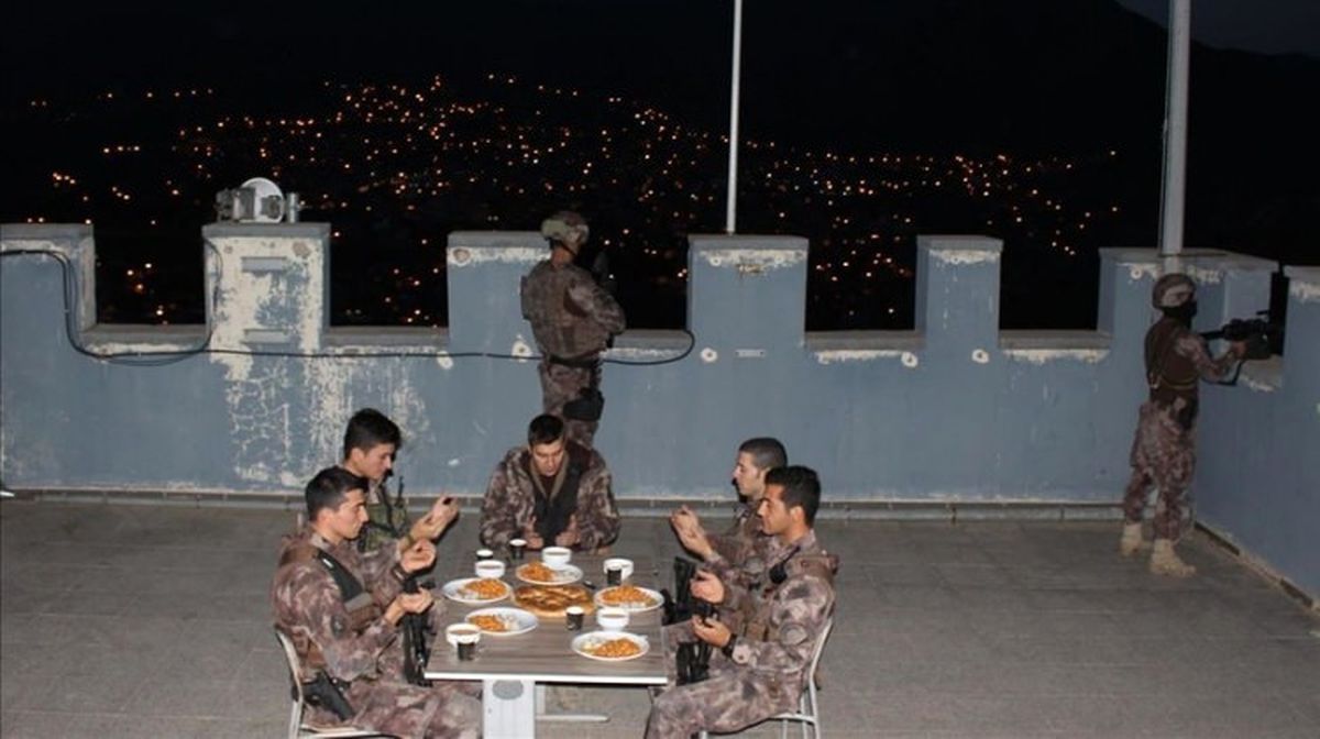 Özel Harekat Polisleri, Hainlere Fırsat Vermemek İçin Nöbetleşe İftar Yapıyor