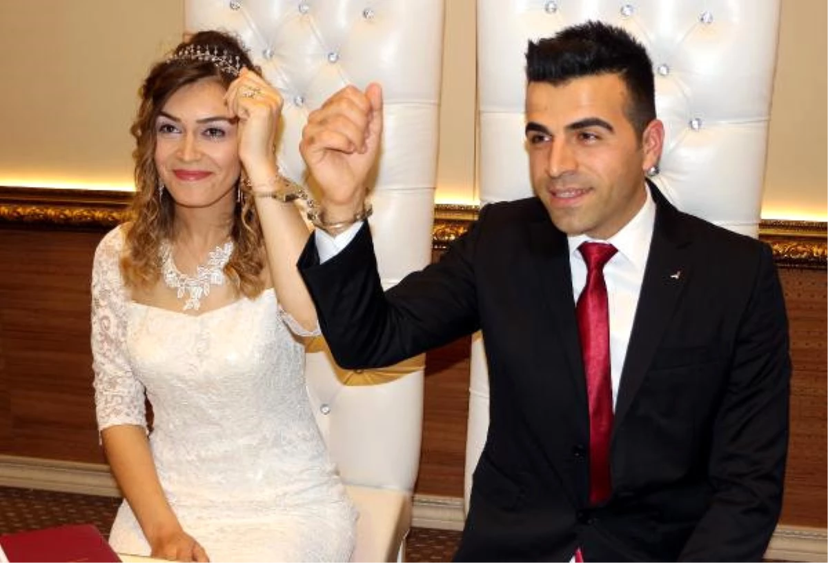 Polis Çifte, Nikahta Arkadaşlarından Kelepçe Şakası