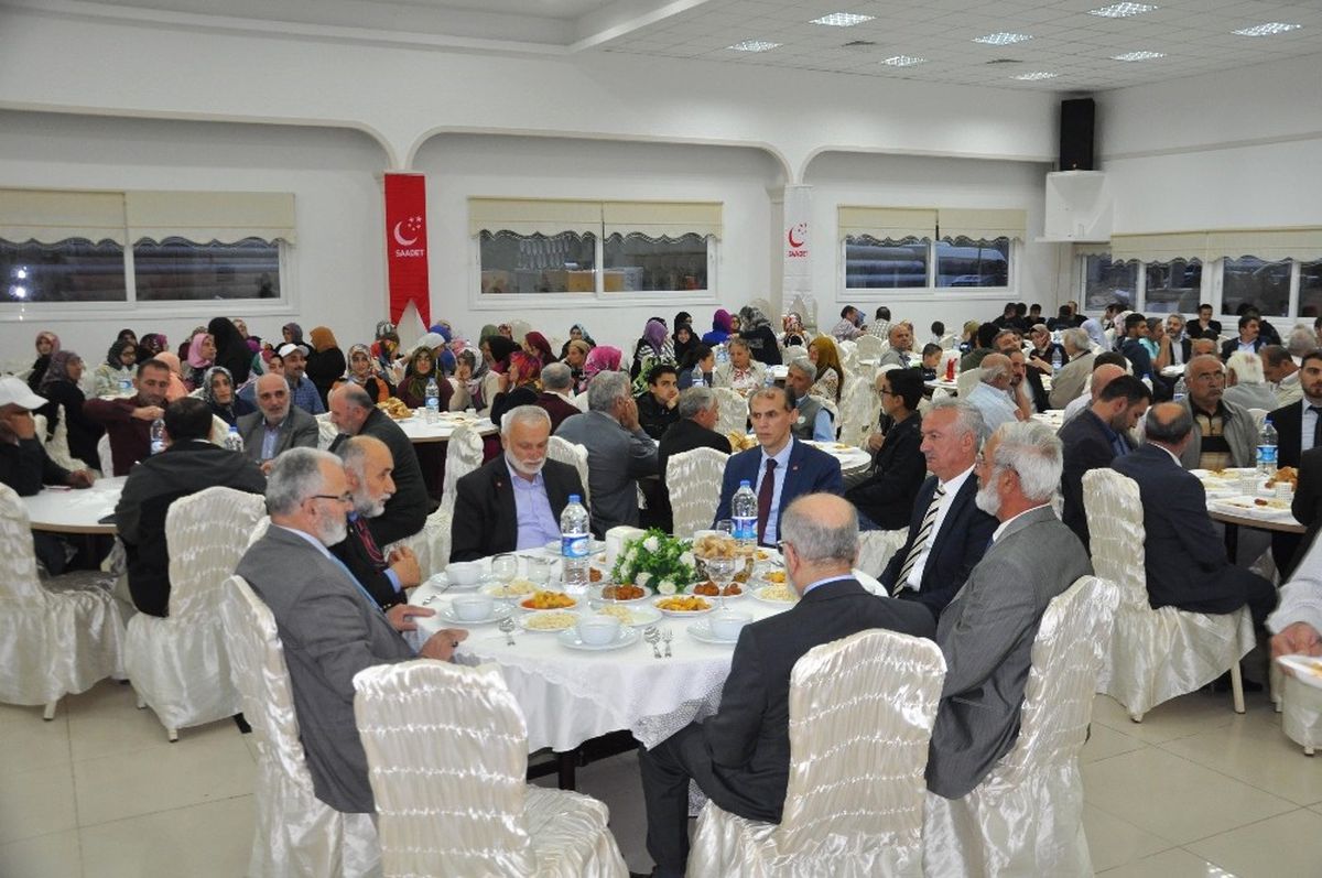 Saadet Partisi Genel Başkanı Temel Karamollaoğlu Artvin\'de