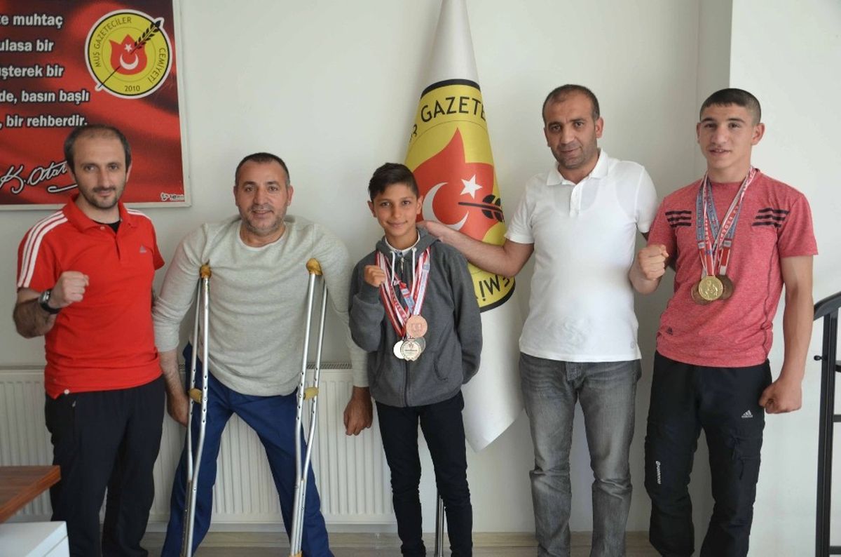 Şampiyon Boksörler Mgc\'yi Ziyaret Etti