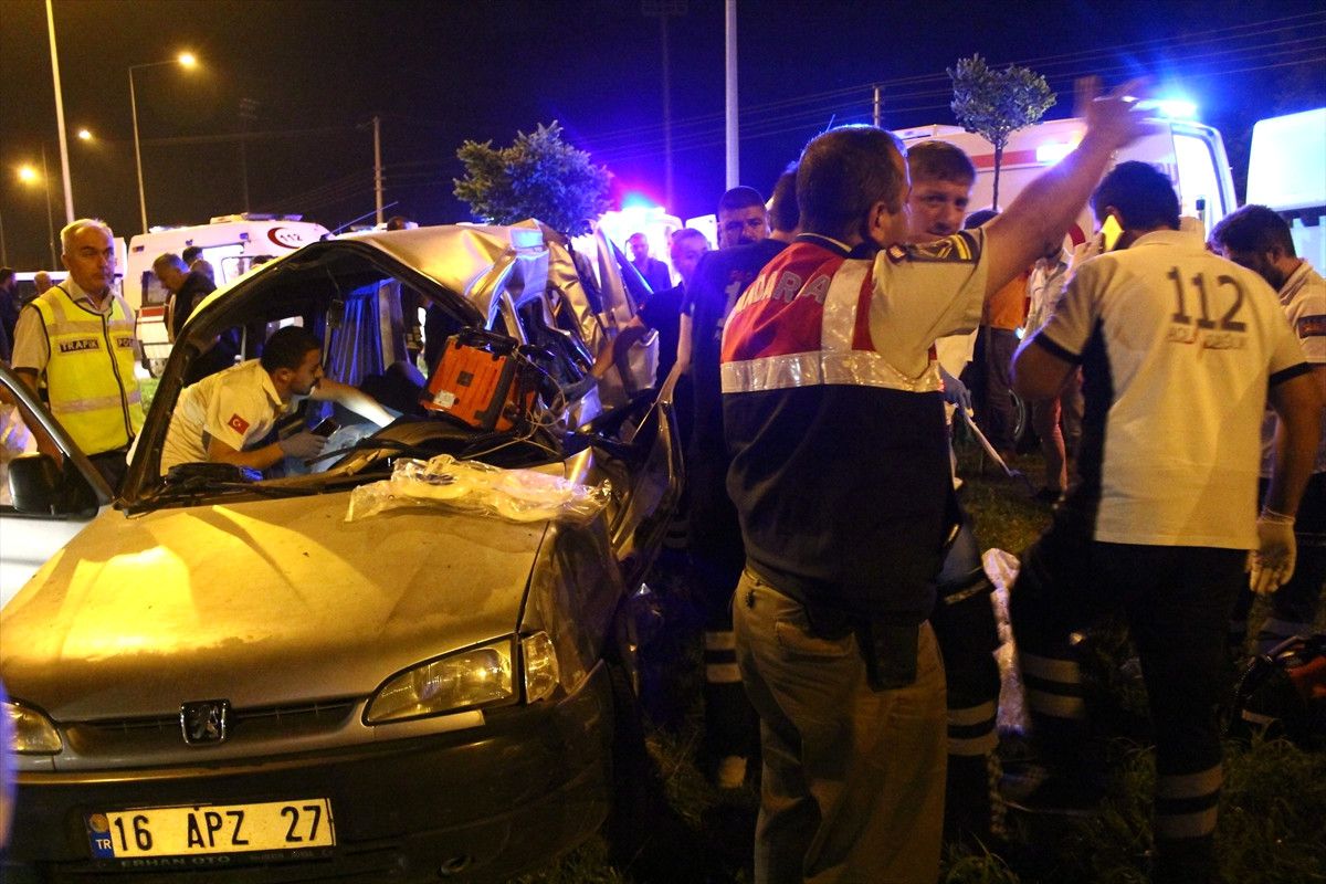 Samsun\'da Midibüs ile Kamyonet Çarpıştı: 5 Ölü, 3 Yaralı