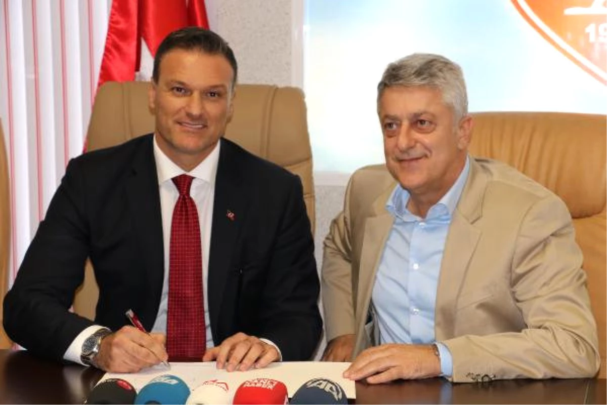 Samsunspor, Alpay Özalan\'la 3 Yıllık Sözleşme İmzaladı