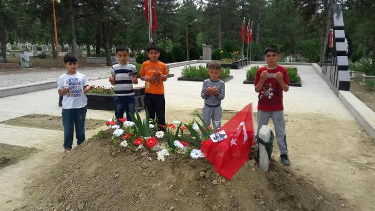 Şehit Aybüke Öğretmenin Mezarına Ziyaretçi Akını