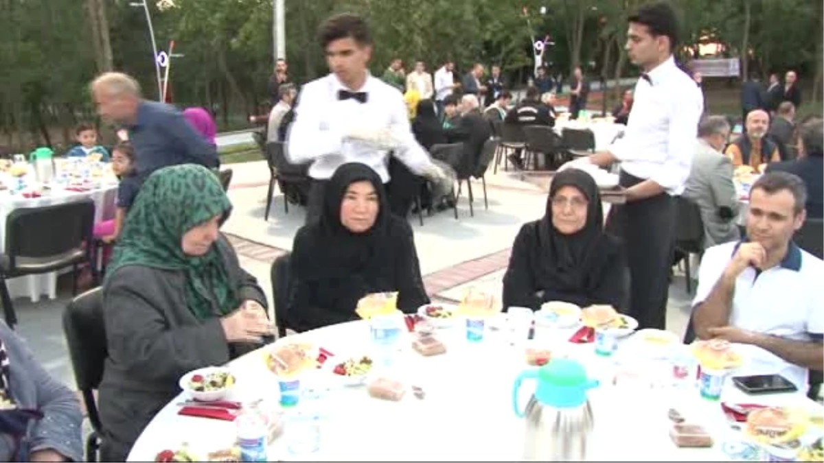 Şehit Yakınları ve Gaziler Esenler\'de Kurulan Iftar Sofrasında Buluştu