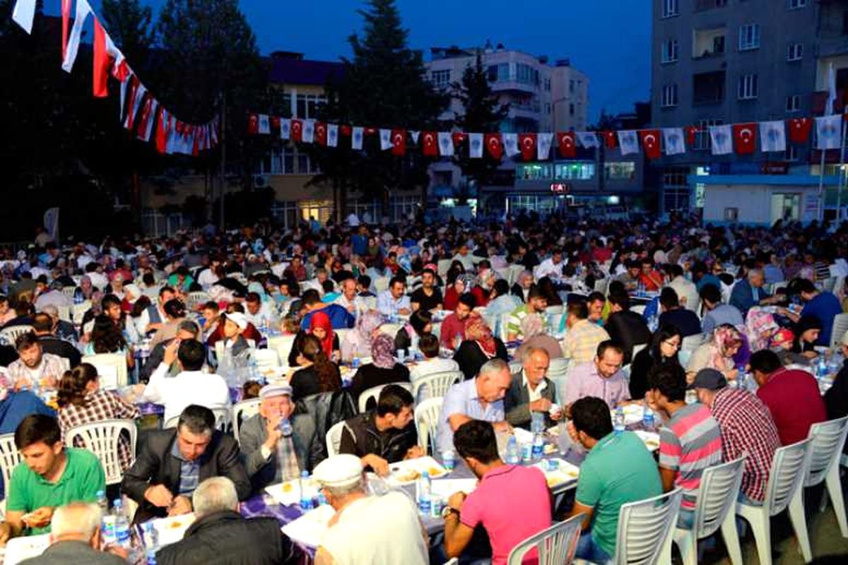 Siirt\'te Kurulan İftar Sofrasında Bin 500 Kişi Buluştu