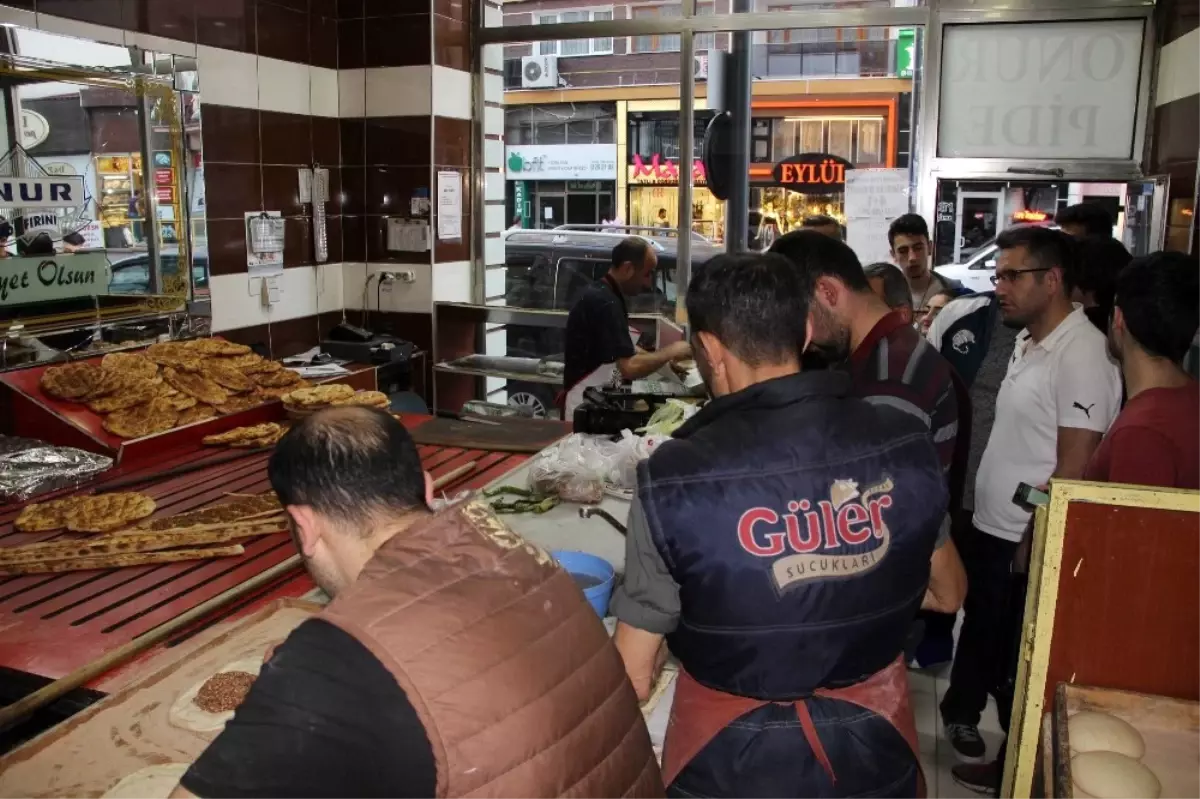 Sivas\'ta İftar Sofralarının Vazgeçilmezi: Etli Pide