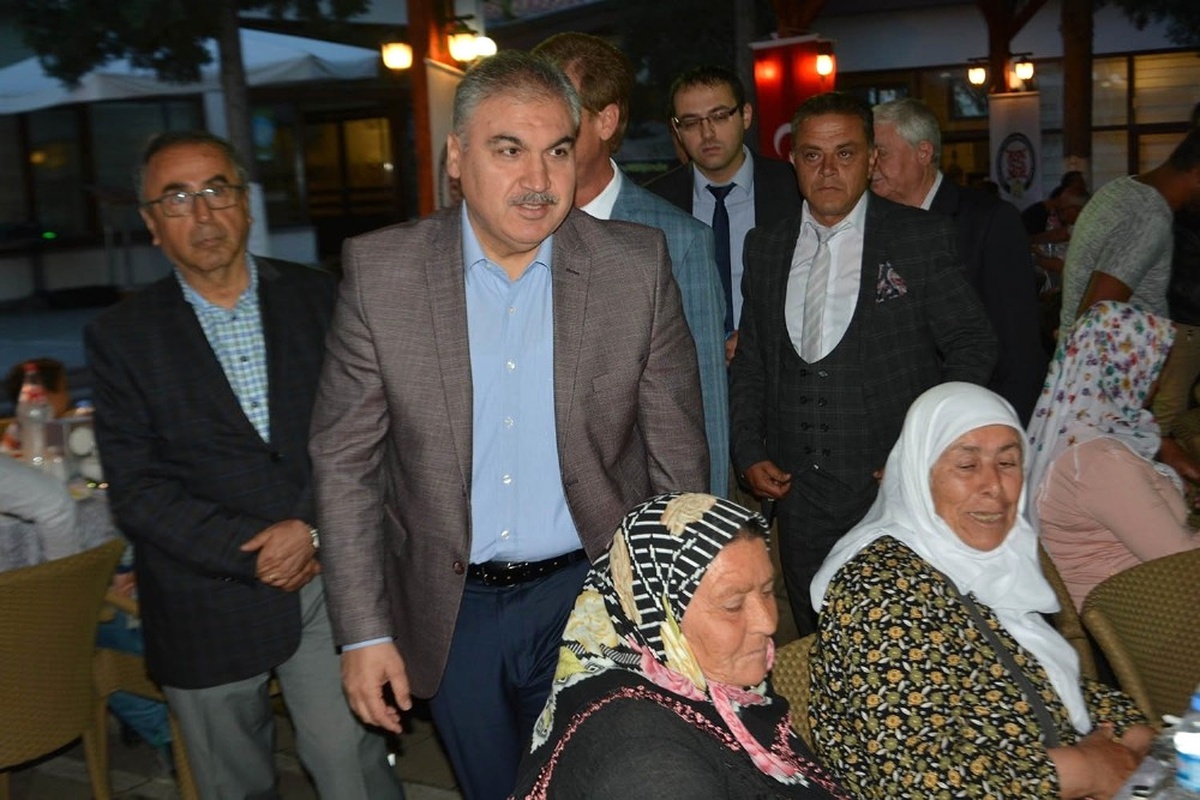 Uşak Valisi Okur, Romanlarla İftarda Buluştu