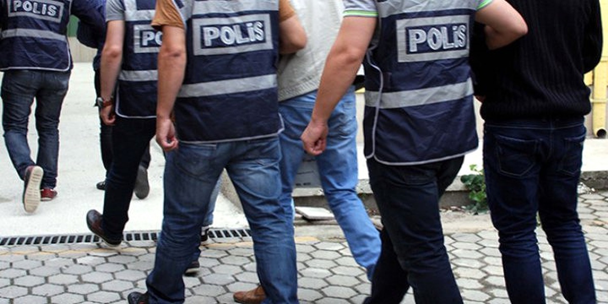 Uyuşturucuyu Araçtan Atmaya Çalışan 3 Kişi Yakalandı