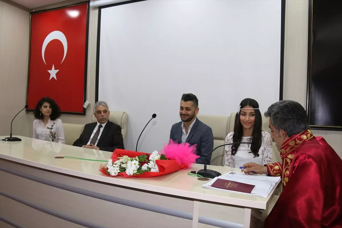 Vali Toprak, Nikah Şahitliği Yaptı