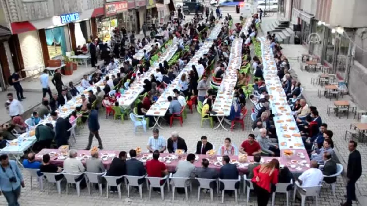 Vedaş Yüksekova\'da Bin Kişiye Iftar Verdi