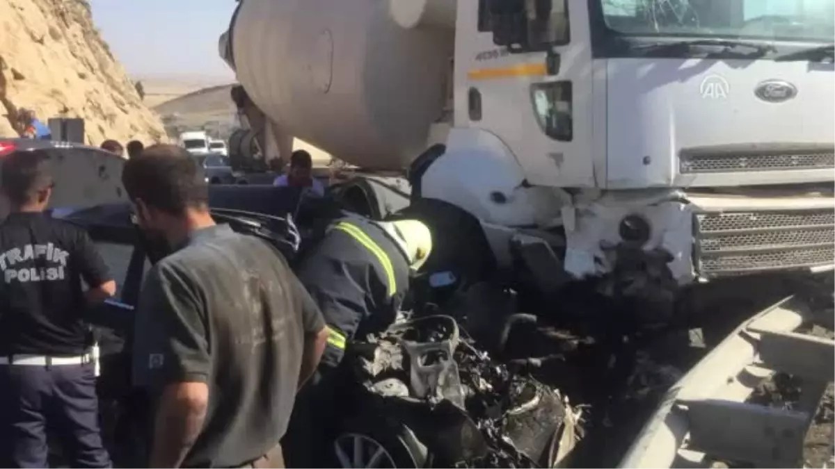 Yolcu Minibüsü, Beton Mikseri ve Otomobilin Karıştığı Kaza: 2 Ölü 13 Yaralı (2)