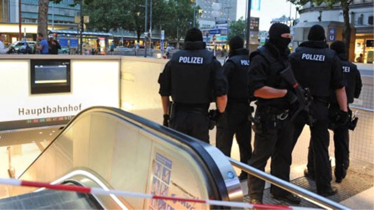 Almanya\'da Metro İstasyonunda Çatışma Çıktı: Kadın Polis Başından Yaralandı