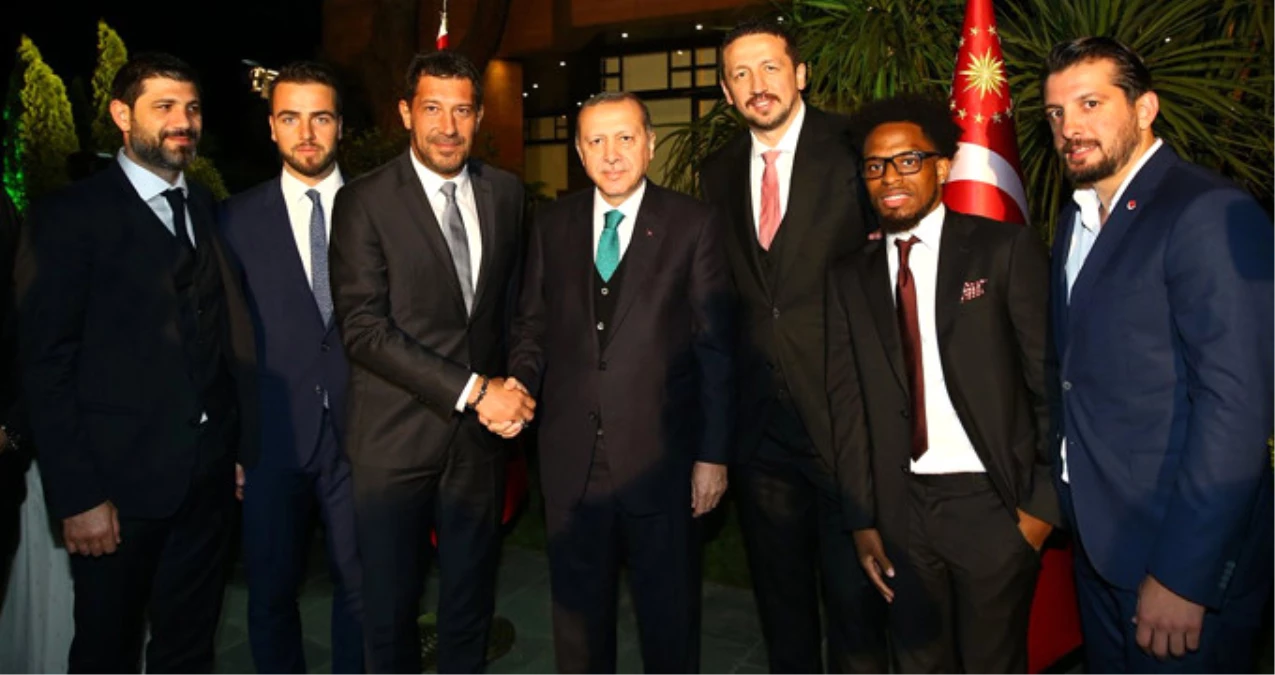 Fenerbahçeli Bobby Dixon, Erdoğan\'ın İftarına Damga Vurdu